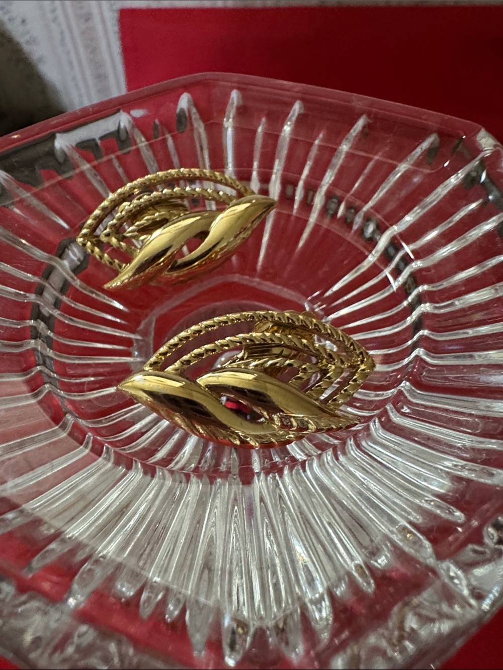 VTG Trifari Gold TONE Leaf Earrings